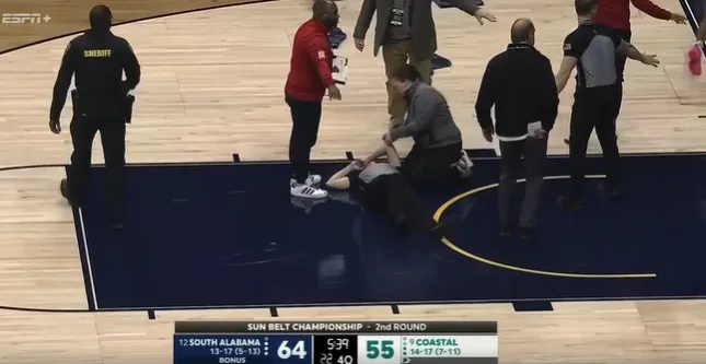 开云棋牌-NCAA女篮爆发激烈冲突，一女裁判被球员击晕在地&amp;amp;8人被驱逐